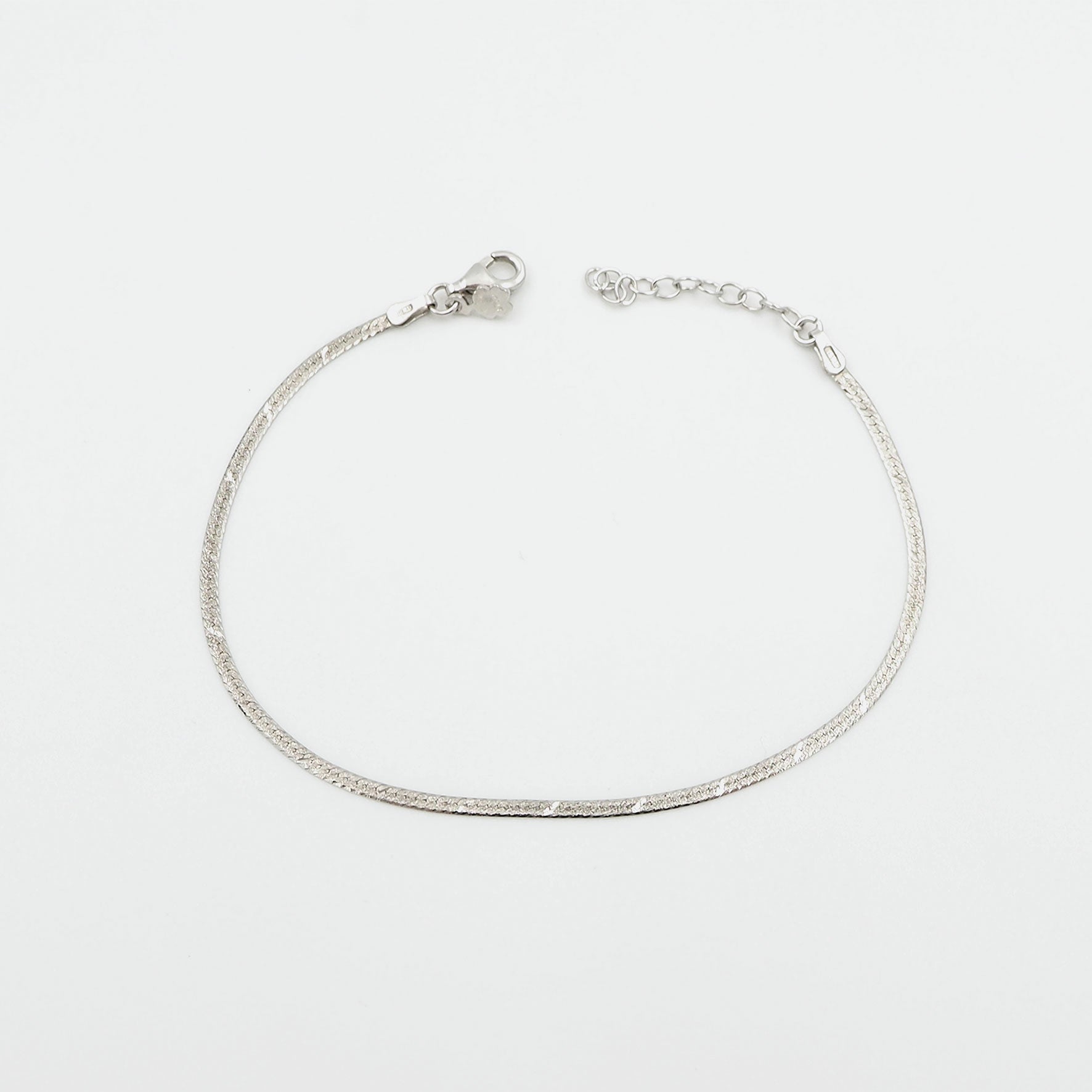 Silber Armbaender fuer Damen jetzt kaufen in unserem Onlineshop oder vor Ort in unserer Filiale in Basel